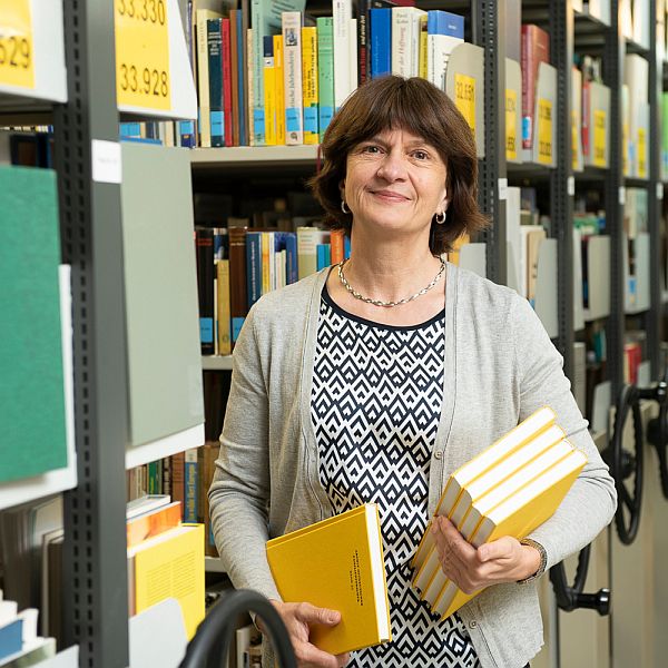 Bibliothekarin im Magazin der HDO-Bibliothek