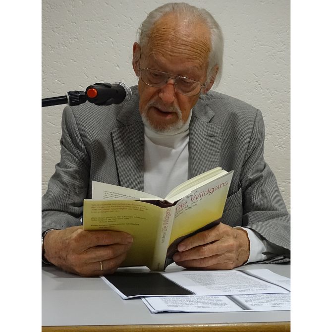 Hans Bergel bei einer Lesung