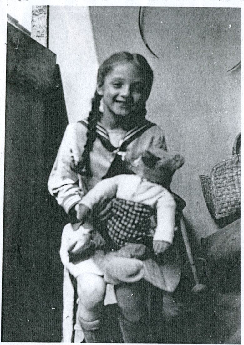 schwarz-weiß Foto von einem Mädchen mit ihrem Teddy