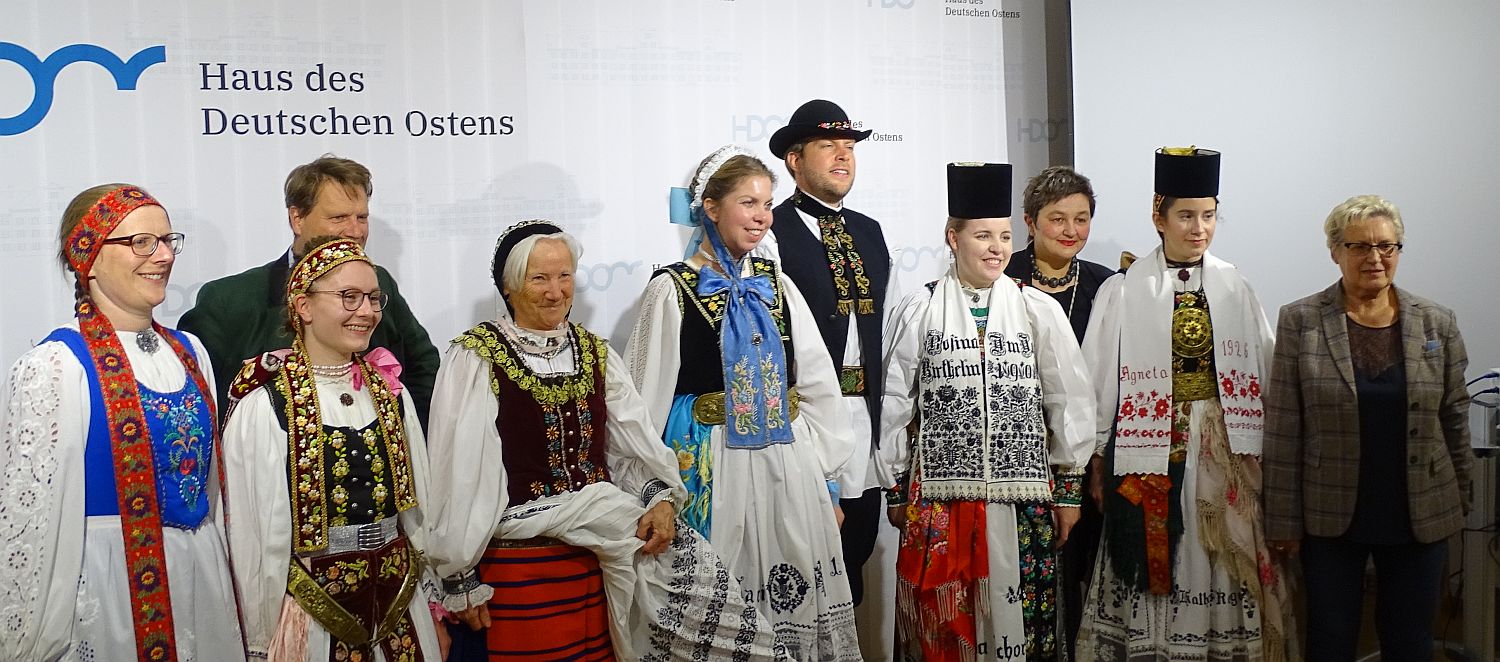 Personen in siebenbürgischer Tracht